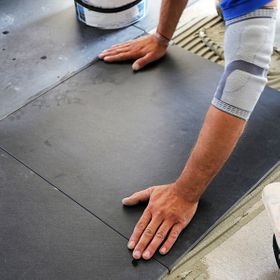 Fliesenleger bei der Arbeit